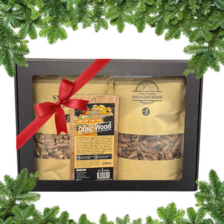 Kalėdinis dovanų rinkinys Smokey Olive Wood su alyvmedžio lentelėmis kepimui ir drožlėmis rūkymui – išskirtinė dovana grilio mėgėjui.