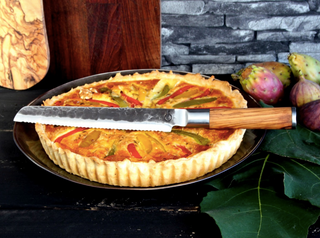 Rankų darbo japoniško styliaus peilis duonai STYLE DE VIE iš OLIVE FORGED kolekcijos